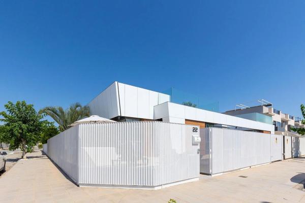 Casa independiente en calle Lira