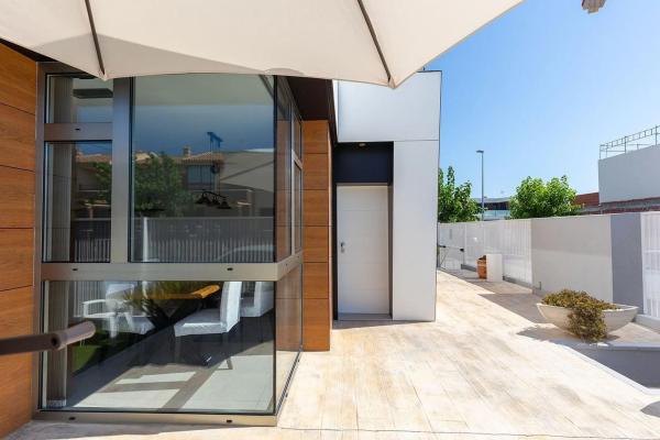 Casa independiente en calle Lira