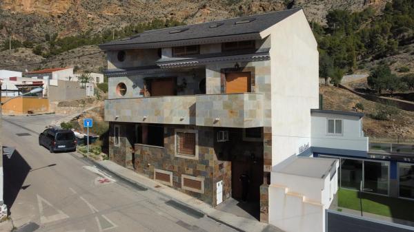 Chalet pareado en calle San Miguel