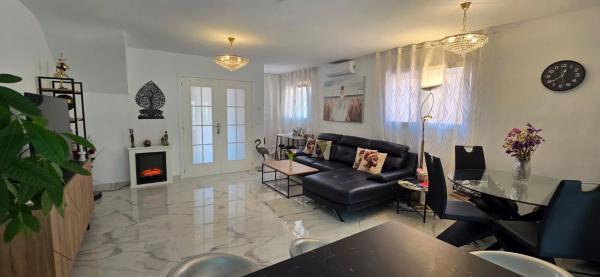 Chalet adosado en calle La Marina, 44