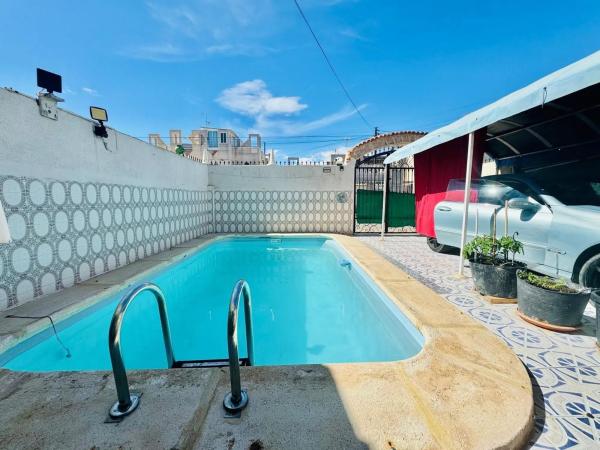 Chalet adosado en calle Halcón