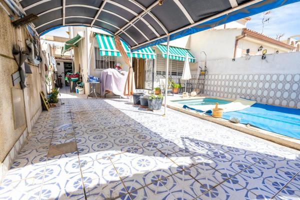 Chalet adosado en calle Halcón