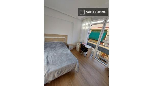 Chambre dans un appartement partagé à Huerta de la Reina, Cordoue