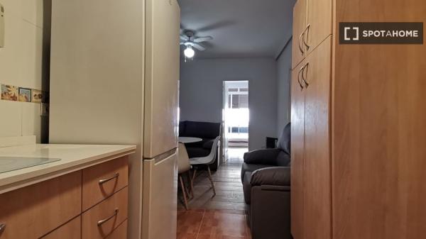 Chambre dans un appartement partagé à Huerta de la Reina, Cordoue