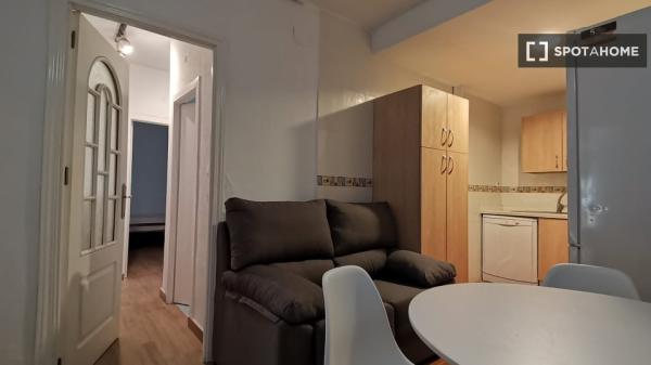 Chambre dans un appartement partagé à Huerta de la Reina, Cordoue