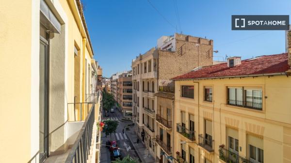 Piso de 3 dormitorios en alquiler en Alicante