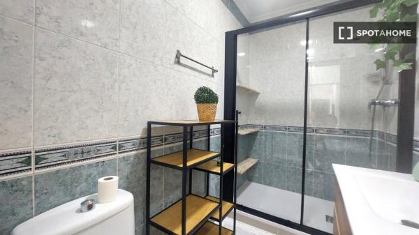 Habitación en piso compartido en madrid.