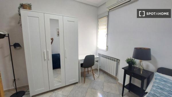 Habitación en piso compartido en madrid.