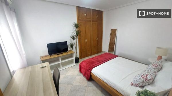 Habitación en piso compartido en madrid.