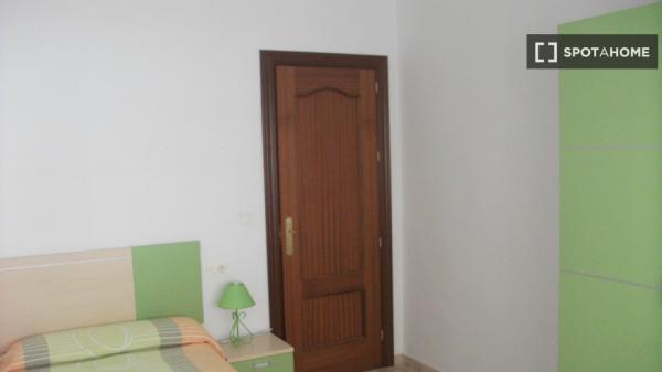 Room in shared apartment in Granada