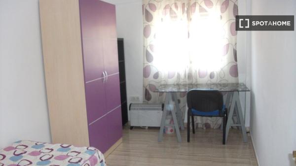 Room in shared apartment in Granada