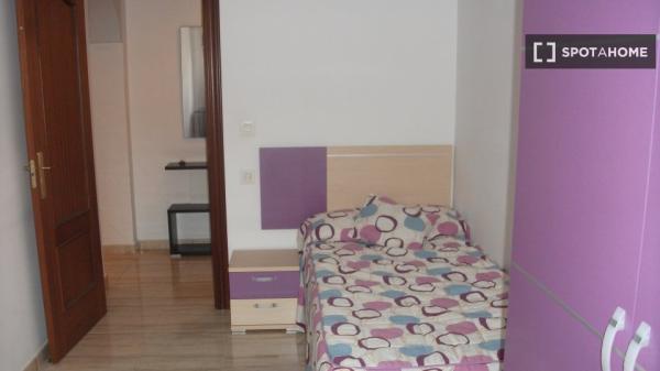 Room in shared apartment in Granada