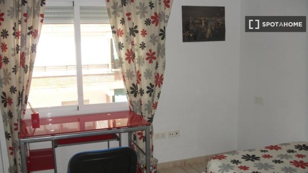 Room in shared apartment in Granada