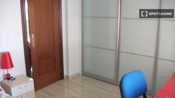 Room in shared apartment in Granada