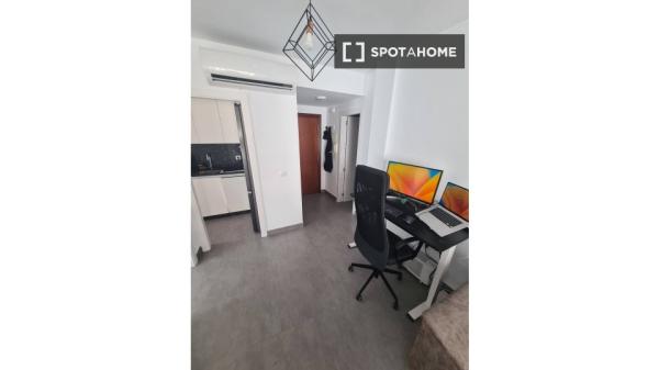 Apartamento de 2 dormitorios en alquiler en Capuchinos, Málaga
