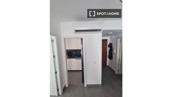 Apartamento de 2 dormitorios en alquiler en Capuchinos, Málaga