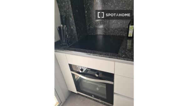 Apartamento de 2 dormitorios en alquiler en Capuchinos, Málaga