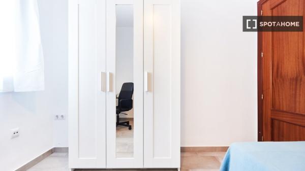 Habitación compartida en alquiler en Barrio León, Sevilla.