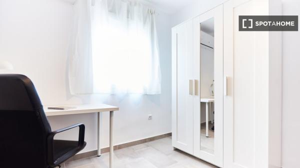 Habitación compartida en alquiler en Barrio León, Sevilla.