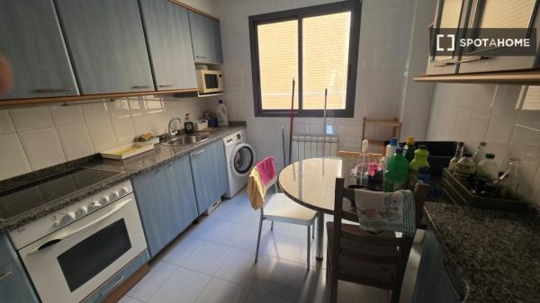 Room in shared flat for rent in Zaragoza