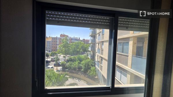Room in shared flat for rent in Zaragoza