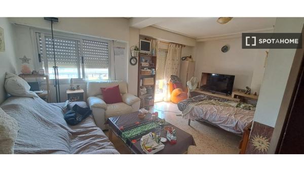 Habitación en piso compartido en valencia.