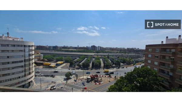 Habitación en piso compartido en valencia.