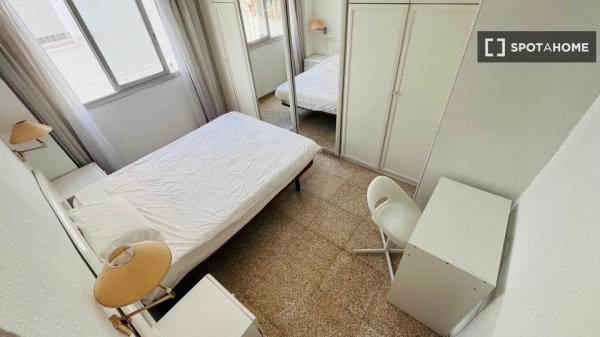 Pokój w mieszkaniu dzielonym z innymi osobami do wynajęcia w Alicante.