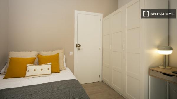 Habitación en piso compartido en barcelona.