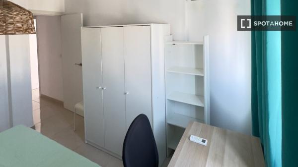 Se alquila habitación en Santa Rita, Almería