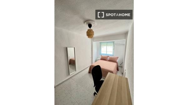 Se alquila habitación compartida en Barrio Alto, Almería