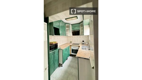 Se alquila habitación compartida en Barrio Alto, Almería