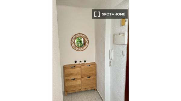 Se alquila habitación compartida en Barrio Alto, Almería