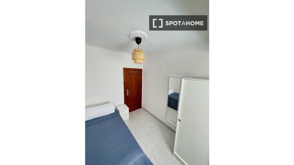 Se alquila habitación compartida en Barrio Alto, Almería