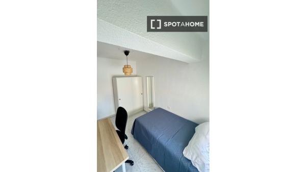 Se alquila habitación compartida en Barrio Alto, Almería