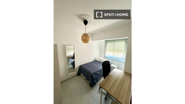 Se alquila habitación compartida en Barrio Alto, Almería