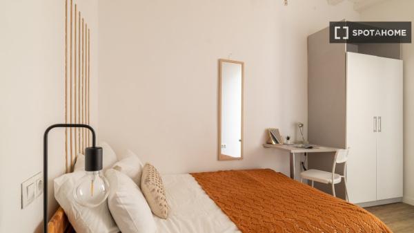 Habitación en piso compartido en barcelona.