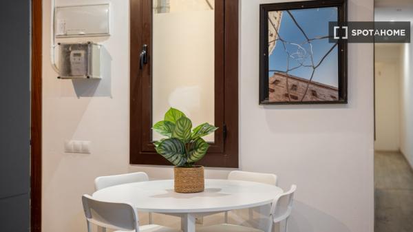 Habitación en piso compartido en barcelona.