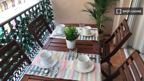 Apartamento de 2 habitaciones en alquiler en Mármoles Este, Málaga