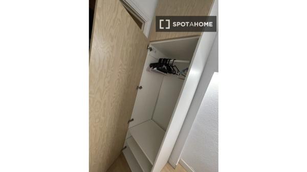 Habitación en piso compartido en madrid.