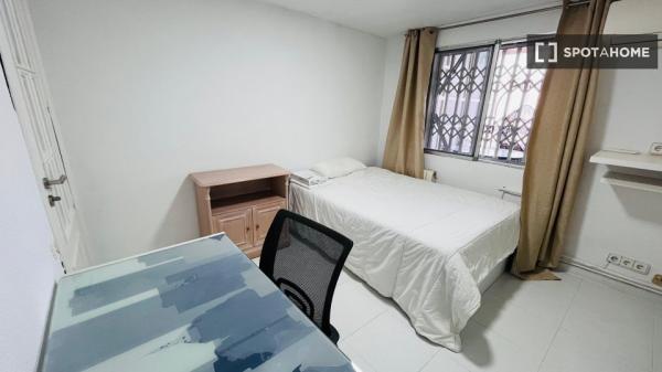 Zimmer in Wohngemeinschaft in Alicante zu vermieten.