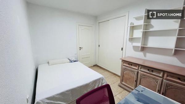 Zimmer in Wohngemeinschaft in Alicante zu vermieten.