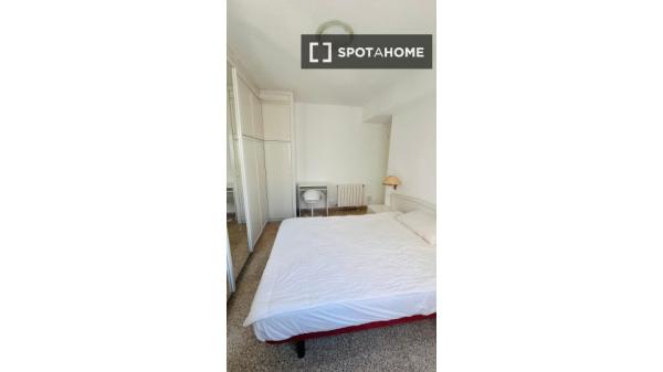 Zimmer in Wohngemeinschaft in Alicante zu vermieten.