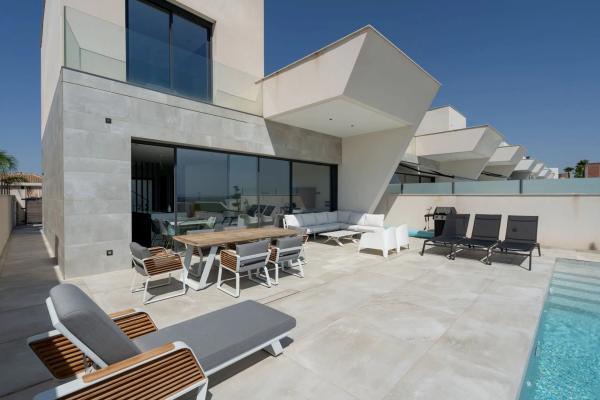 Casa independiente en calle Oceanía