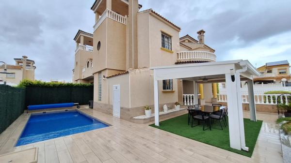 Chalet pareado en calle la Rosella, 16