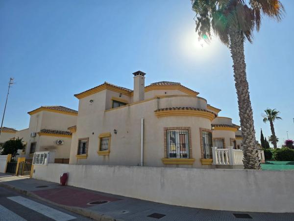 Casa independiente en calle algarrobo, 65
