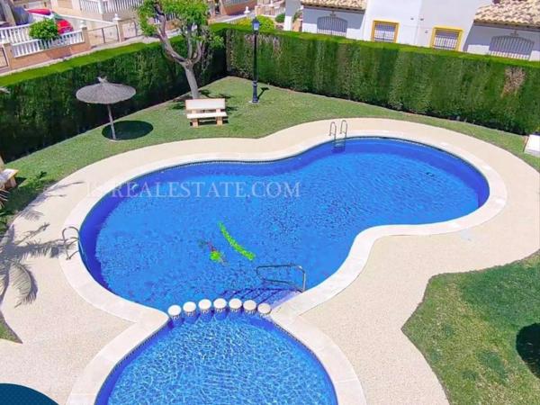 Chalet adosado en calle Cabo de Gata