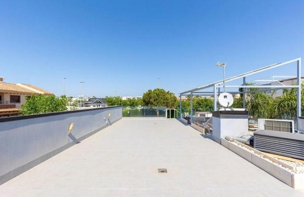 Casa independiente en calle Lira