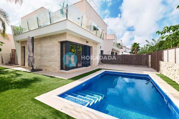 Chalet pareado en calle Flor de Pascua