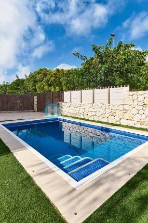 Chalet pareado en calle Flor de Pascua